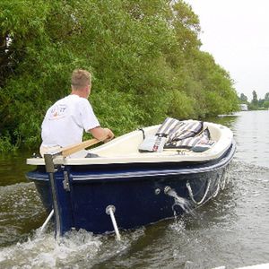 bote com motor de centro