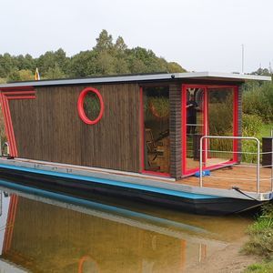 barco-casa com motor de popa