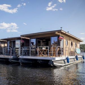 barco-casa com motor de popa
