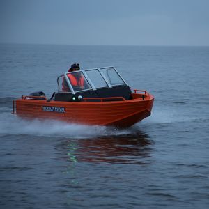 lancha de proa aberta com motor de popa