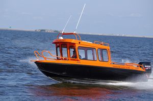 lancha Cabin Cruiser com motor de popa
