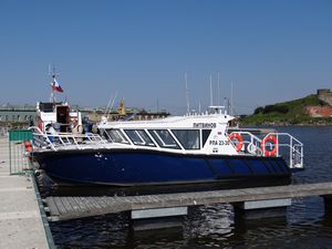 lancha Express Cruiser com motor de centro