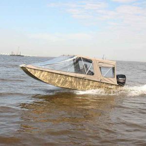 bote com motor de popa