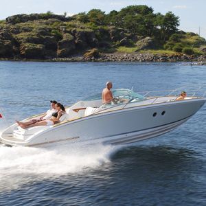 lancha Cabin Cruiser com motor de centro