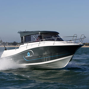 lancha Cabin Cruiser com motor de popa