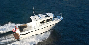 lancha Cabin Cruiser com motor de centro