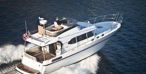 lancha Express Cruiser com motor de centro