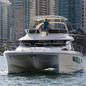 lancha Express Cruiser catamarã