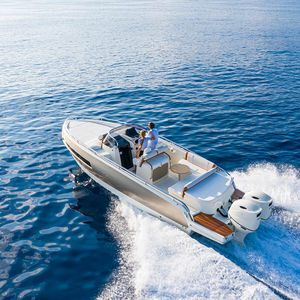 lancha Cabin Cruiser com motor de popa