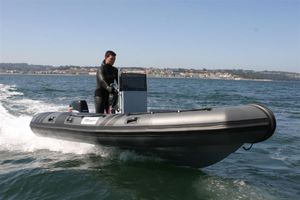 barco auxiliar para mergulho / com motor de popa / barco inflável semirrígido
