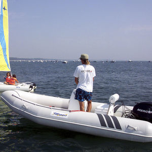 barco inflável com motor de popa