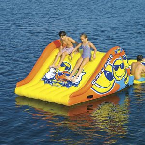 equipamento de diversão aquática escorregador