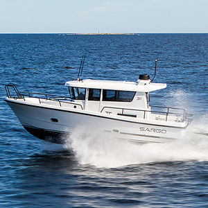 lancha Express Cruiser com motor de centro / bimotor / com casco de deslocamento / com hard-top
