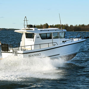 lancha Cabin Cruiser com motor de centro