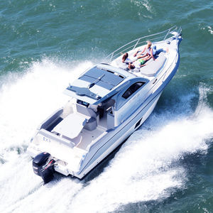lancha Cabin Cruiser com motor de popa 1