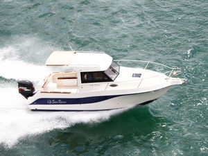 lancha Cabin Cruiser com motor de popa 1