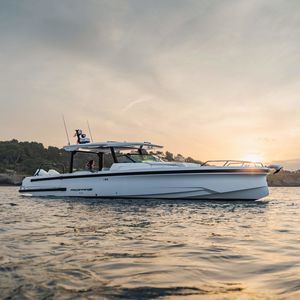 lancha Express Cruiser com motor de popa