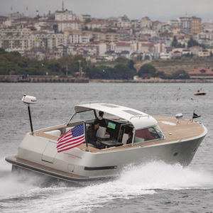 lancha Express Cruiser com motor de rabeta