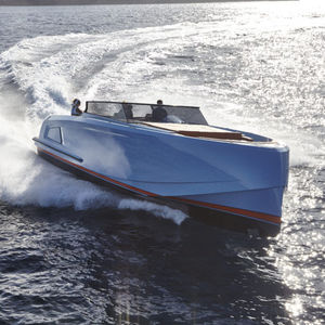 lancha Express Cruiser com motor de centro