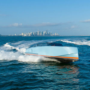lancha Express Cruiser com motor de centro