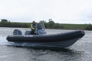 barco inflável com motor de popa