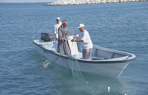 bote com motor de popa