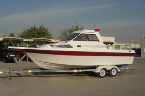 lancha Cabin Cruiser com motor de popa