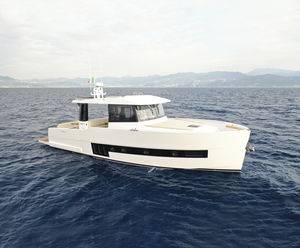 lancha Express Cruiser com motor de centro