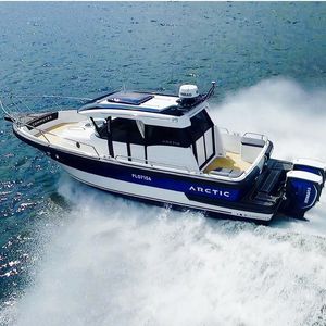 lancha Cabin Cruiser com motor de popa