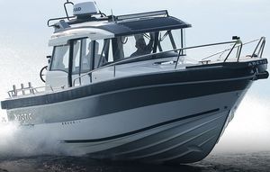 lancha Cabin Cruiser com motor de centro