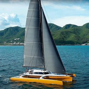 iate à vela trimarã
