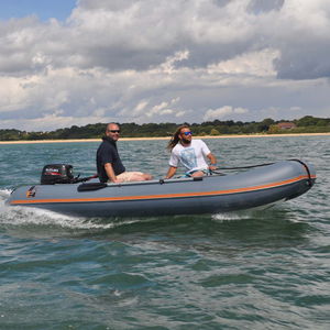 barco inflável com motor de popa