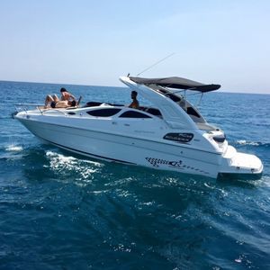 lancha Cabin Cruiser com motor de centro