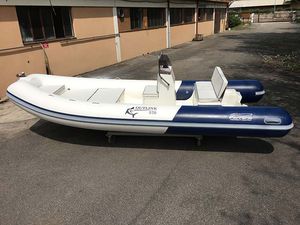 barco inflável com motor de popa / semirrígido / com console central / máx. 8 pessoas