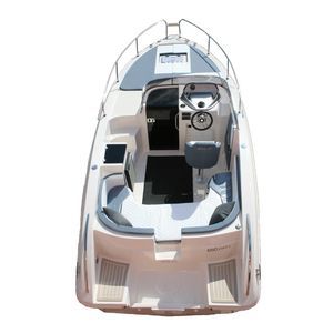 lancha Day Cruiser com motor de popa