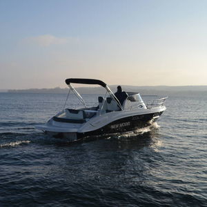 lancha Cabin Cruiser com motor de popa