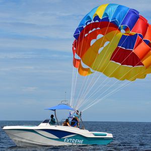 lancha de parasail com motor de centro