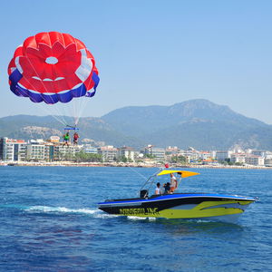 lancha de parasail com motor de centro