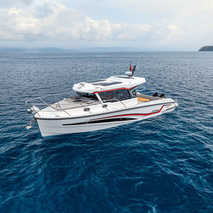 lancha Express Cruiser com motor de popa
