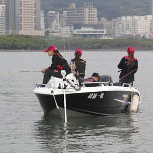 bay boat com motor de popa / com console lateral / de pesca esportiva / máx. 5 pessoas