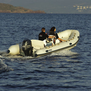 barco inflável com motor de popa 1