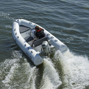 barco inflável com motor de popa / semirrígido / com console lateral / para pesca