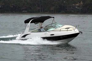 lancha Cabin Cruiser com motor de centro