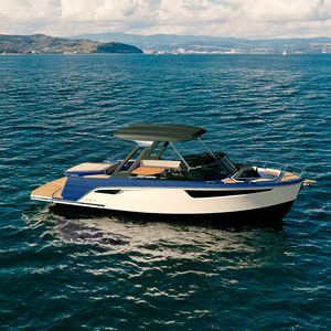 lancha Cabin Cruiser com motor de centro