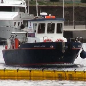 barco de combate à poluição