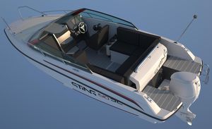 lancha Day Cruiser com motor de popa