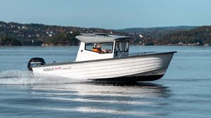 barco de pesca-passeio com motor de popa