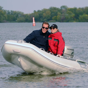 barco inflável com motor de popa