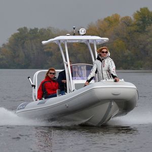 barco inflável com motor de popa