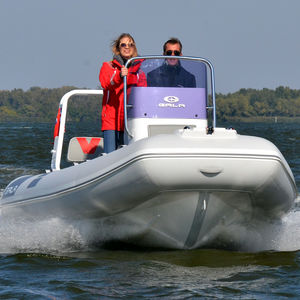 barco inflável com motor de popa